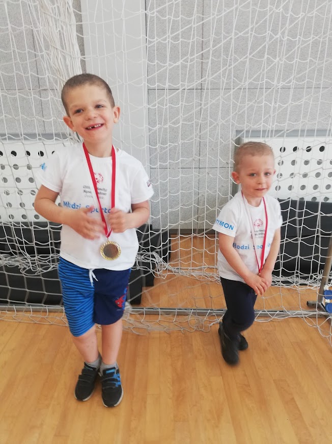 2 בנים עם מדליה