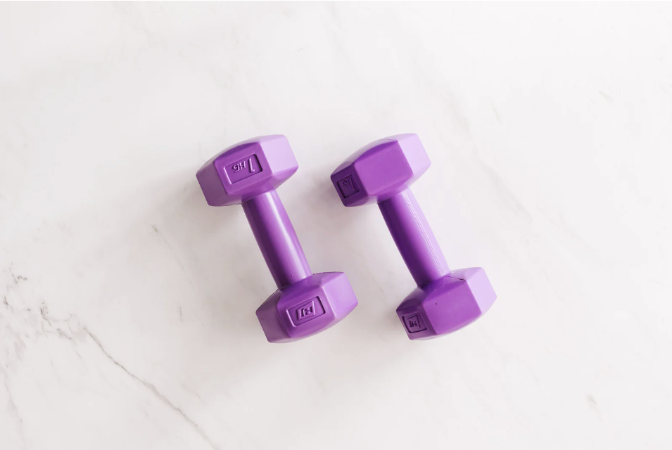 A photo of two pink 1kg weights